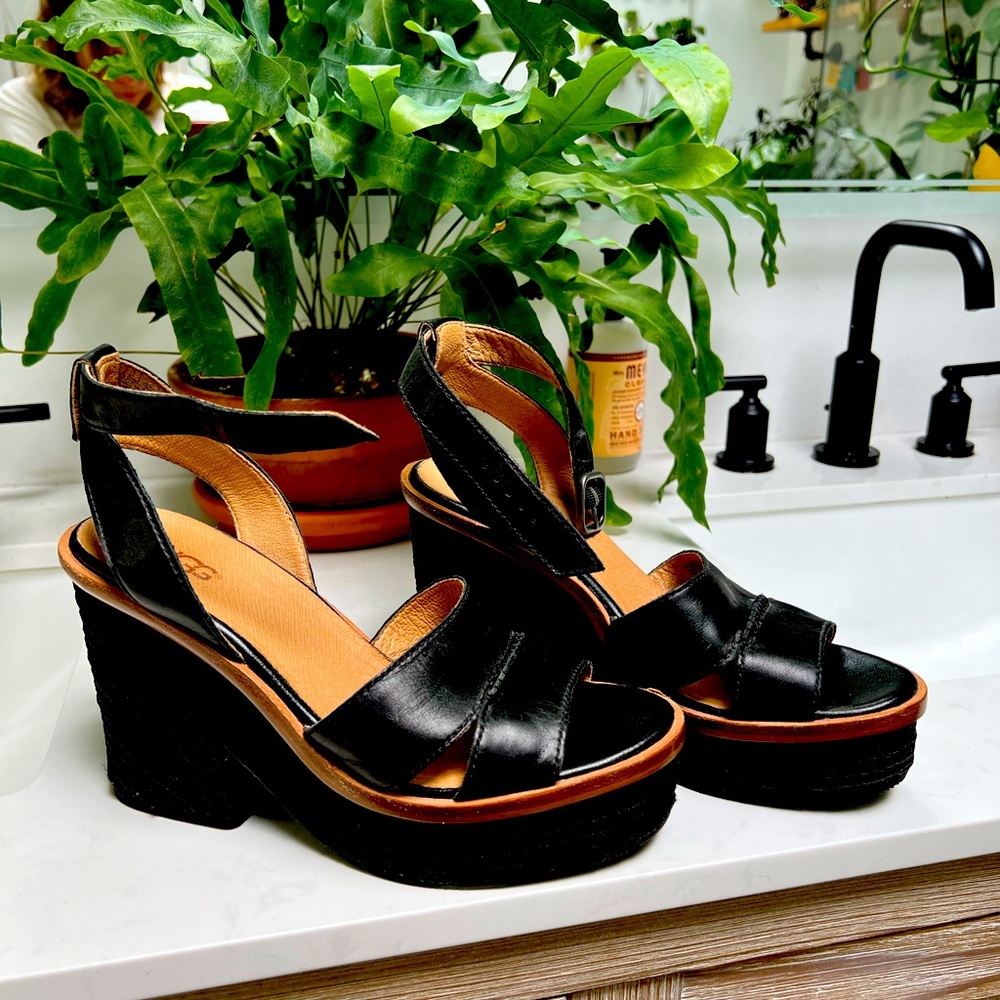 PLATFORM BLACK LEATHER UGG’s